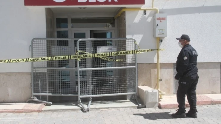 Elazığ'da 7 katlı apartman karantinaya alındı