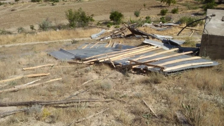 Elazığ'da hortum ahır ve samanlığın çatısını uçurdu