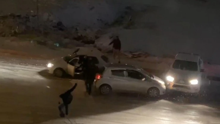 Elazığ'da kar yağışı etkili oldu, rampada kayan araçlar birbirine böyle çarptı