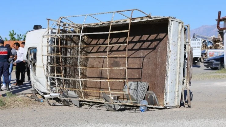 Elazığ'da pikap devrildi: 1'i ağır 3 yaralı