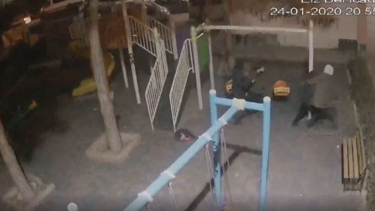 Elazığ kent merkezinde deprem anı güvenlik kameralarınca böyle görüntülendi