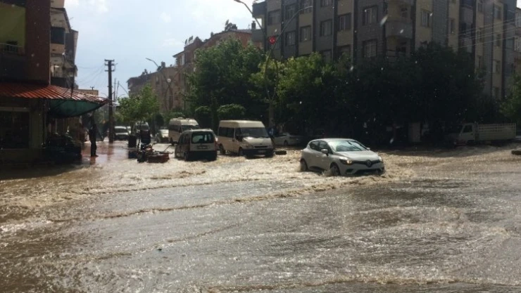 Elazığ Valiliği: '3 kişi kurtarıldı, 20 kişi otele yerleştirildi'