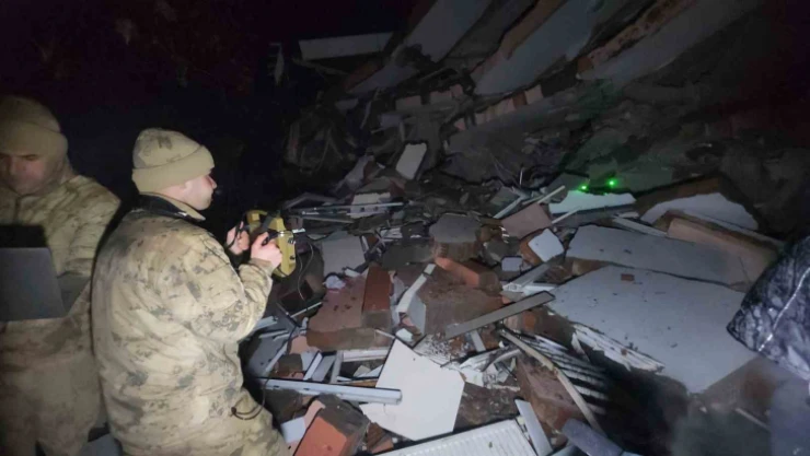 Enkaz altında kalan AK Parti Adıyaman Milletvekili Taş'ı arama çalışmaları devam ediyor