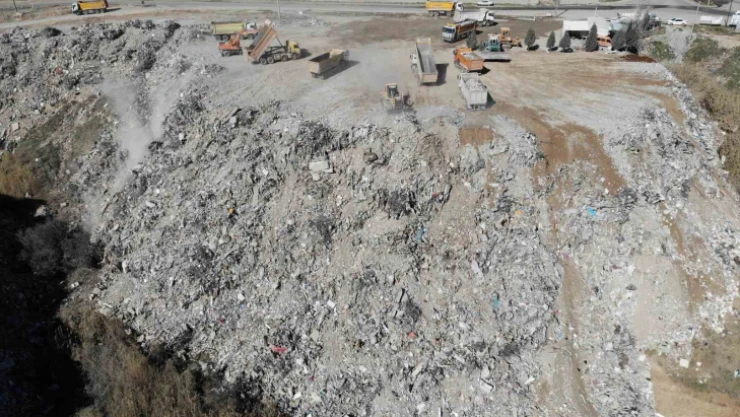 Enkazın döküldüğü alan dağ gibi büyüyor