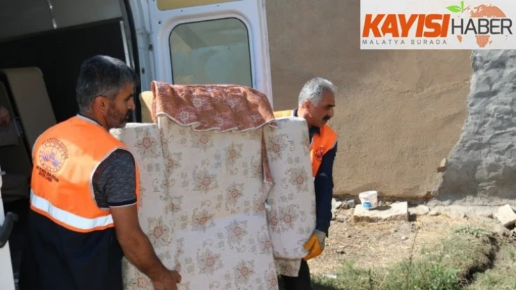 Eşyasız evde yaşayan aileye, belediyeden destek