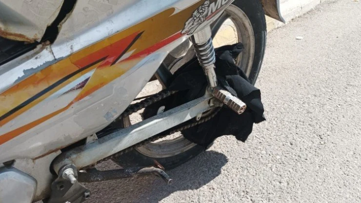 Eteği zincire dolandı, çocuğuyla yola düştü