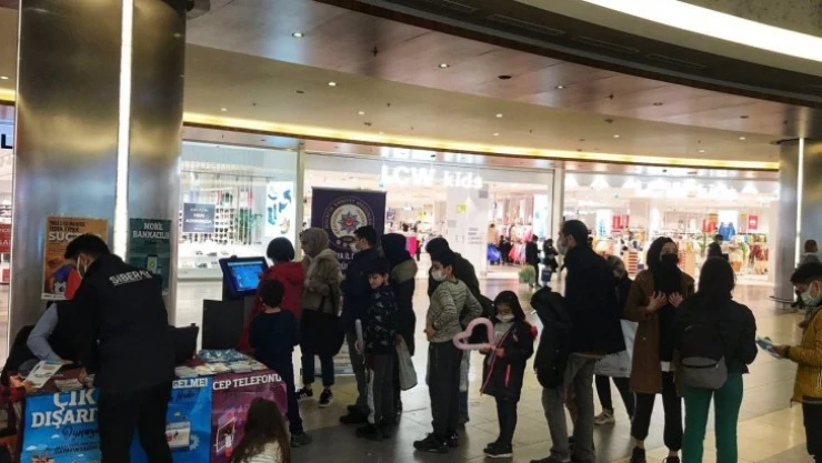 Polis AVM'de stant açtı