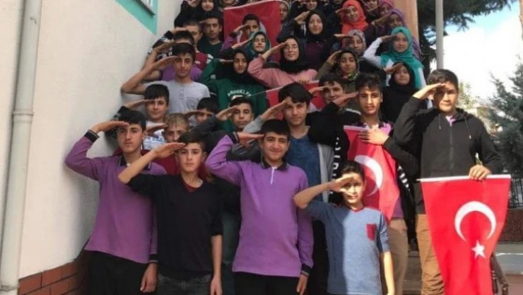 Gölbaşı'nda öğrencilerden Mehmetçiğe destek