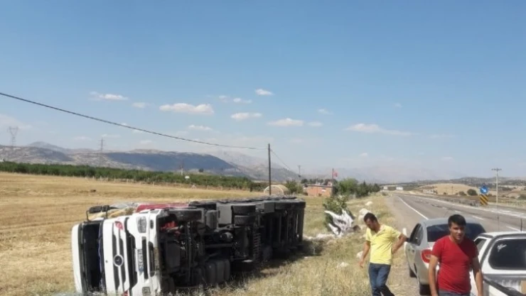 Gölbaşı'nda saman yüklü tır devrildi