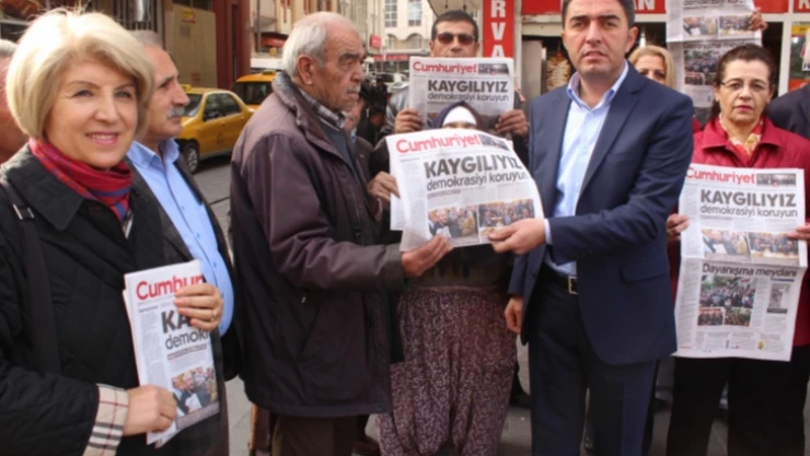 CHP Malatya İl Teşkilatı Cumhuriyet Gazetesi dağıttı