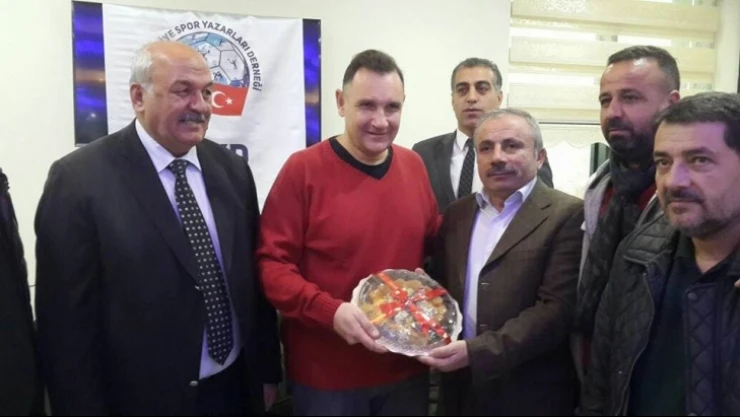 Spiker Cüneyt Kıran, spor basınıyla bir araya geldi