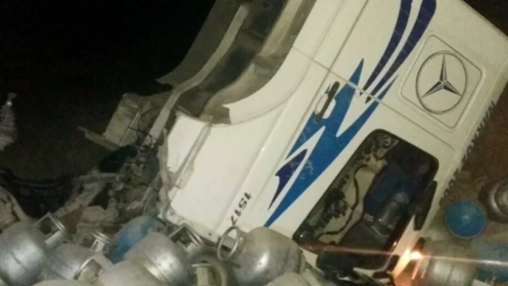 Tüp yüklü kamyon devrildi: 1 yaralı