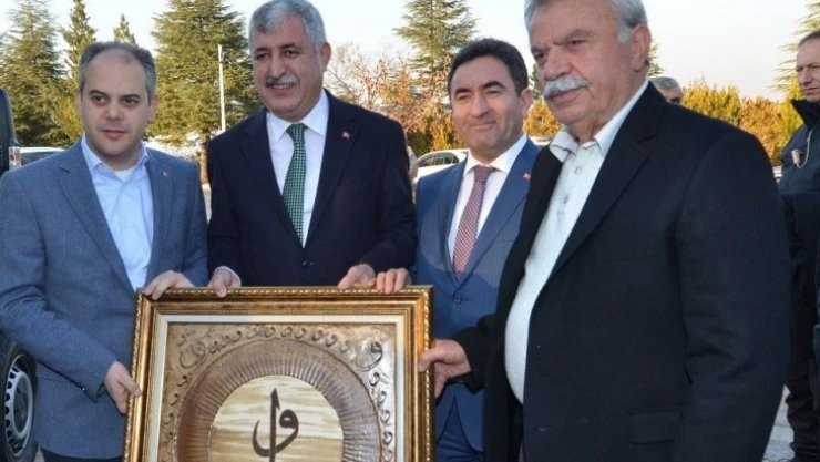 Polat, bakanlara projelerle ilgili dosya sundu