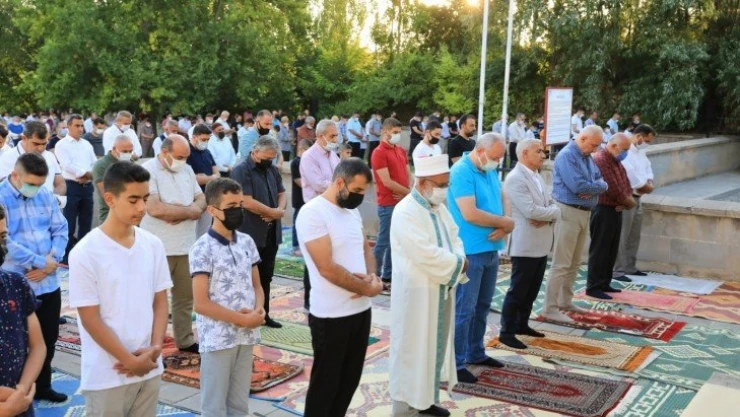 Güder, bayram namazını Battalgazililerle birlikte kıldı