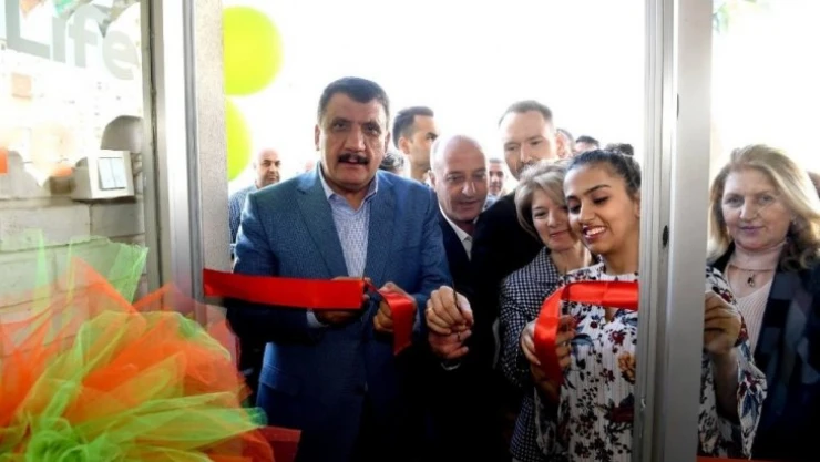 Gürkan cafe açılışına katıldı