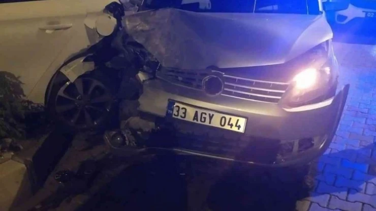 Hafif ticari araç ile  otomobil çarpıştı