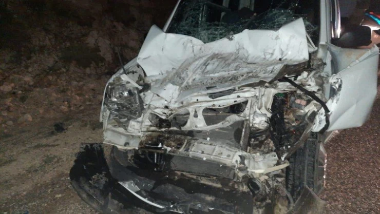 Hafif ticari araç ile kamyon çarpıştı: 2 yaralı