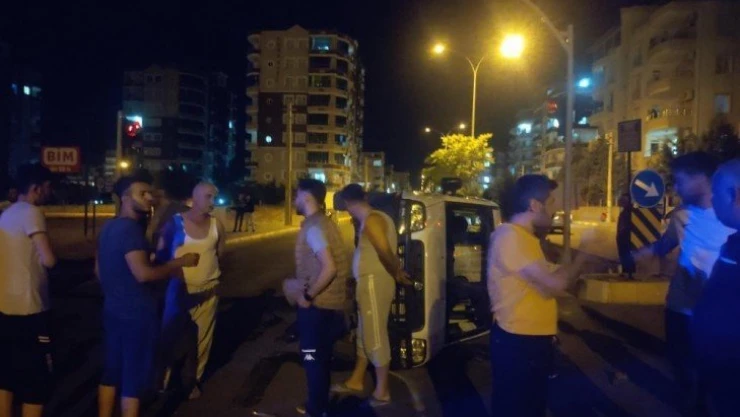 Hafif ticari araç ile minibüs çarpıştı: 2 yaralı