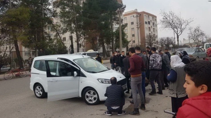 Hafif ticari araç ile motosiklet çarpıştı