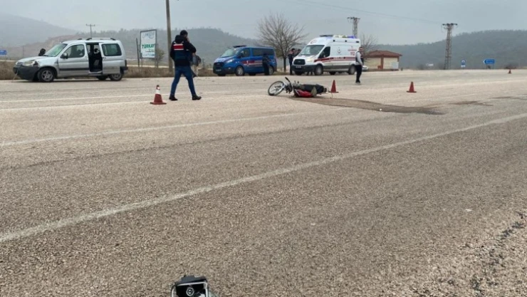 Hafif ticari araç ile motosiklet çarpıştı: 2 yaralı