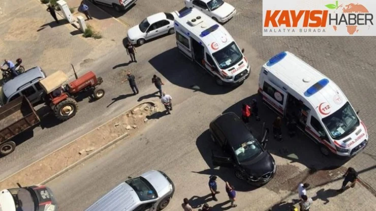 Hafif ticari araç ile otomobil çarpıştı: 5 yaralı