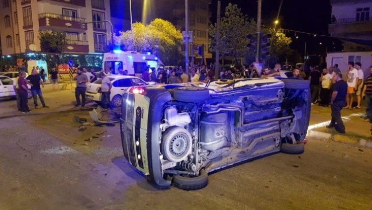 Hafif ticari araç ile otomobil çarpıştı: 2 yaralı