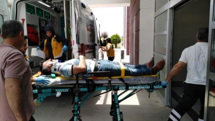 Hafif ticari araç kayaya çarptı: 1 yaralı