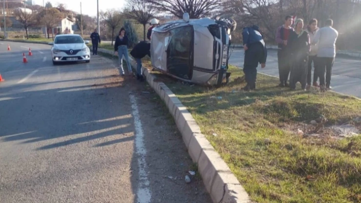 Hafif ticari araç refüje çarpıp yan yattı