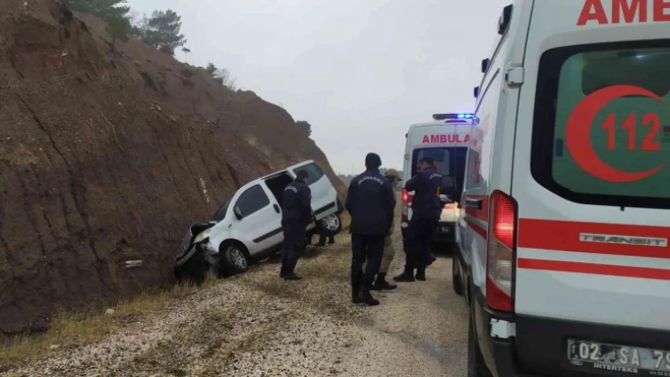 Hafif ticari araç şarampole devrildi:  3 yaralı