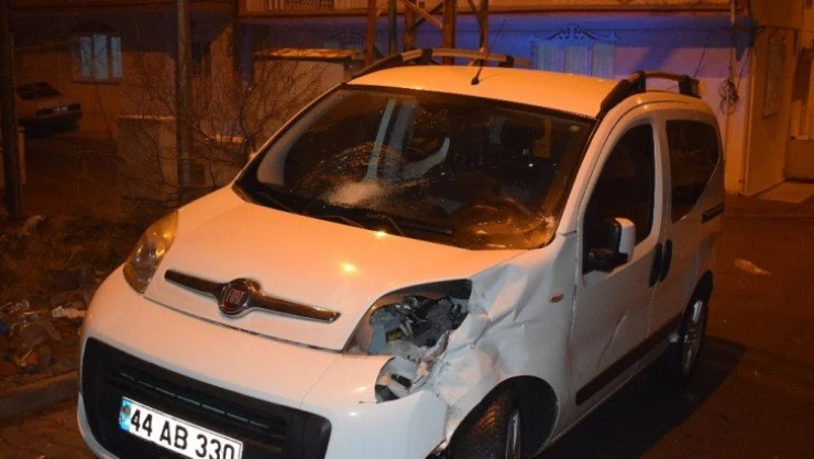 Hafif ticari araçla çarpışan motosikletli ağır yaralandı