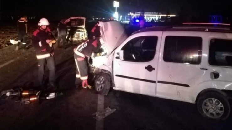 Hafif ticari araçla pikap çarpıştı