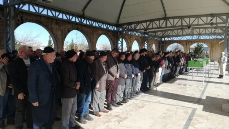 Hayatını kaybeden anne ve kızı yan yana defnedildi