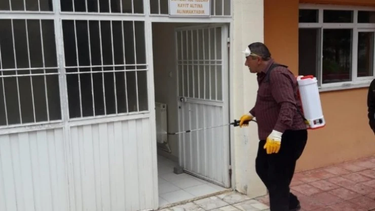 Hekimhan'da vatandaşların yoğun kullandığı yerler ilaçlanıyor