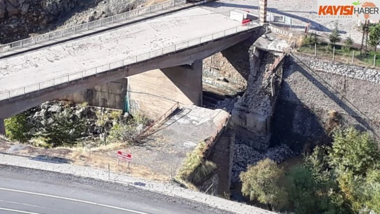 Heyelan riski bulunan ilçedeki tarihi köprü çöktü