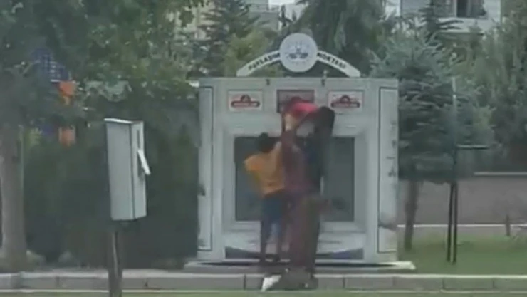 İhtiyaç sahipleri için paylaşım noktasına bırakılan elbiseleri çaldılar