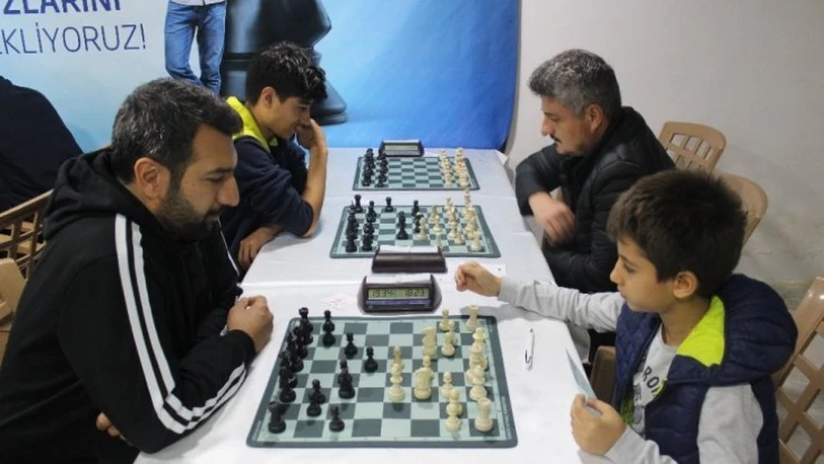 İki kardeş, kurdukları merkezle herkese satrancı sevdiriyor