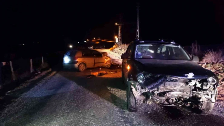 İki otomobil çarpıştı, 1 kişi yaralandı