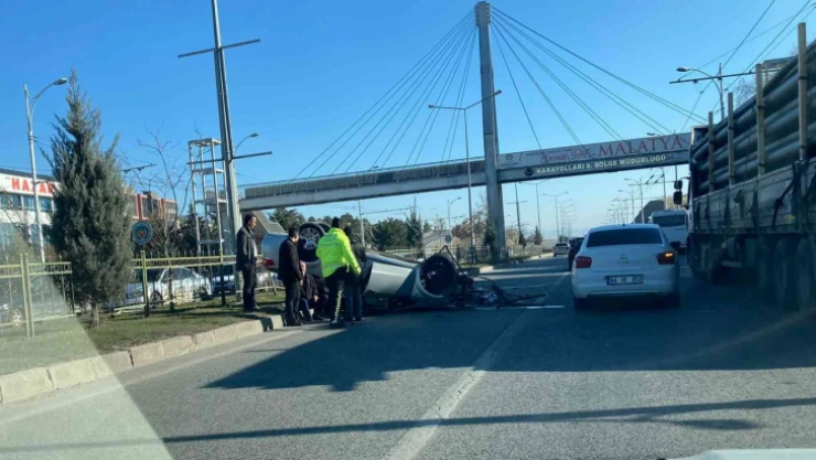 İki otomobil çarpıştı