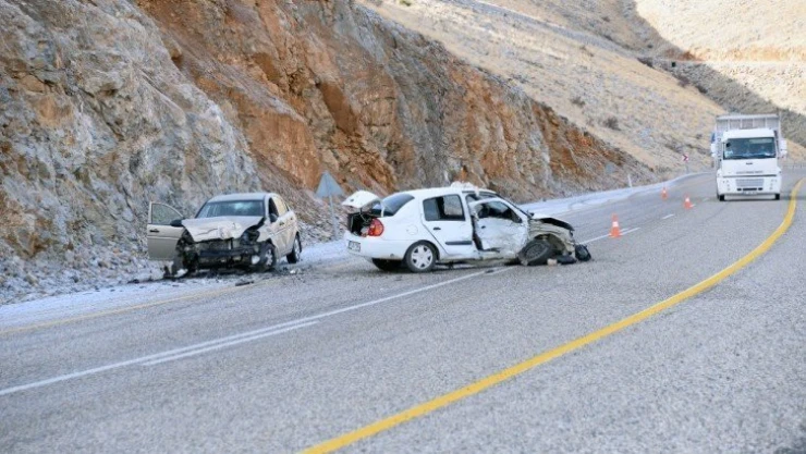 İki otomobil çarpıştı: 2 yaralı