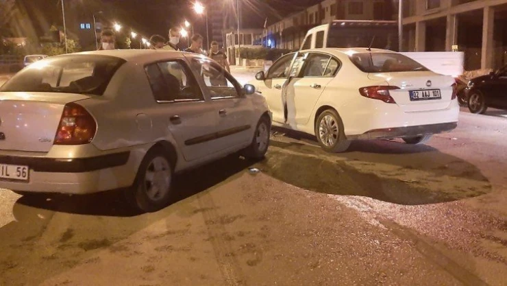 İki otomobil çarpıştı: 2 yaralı
