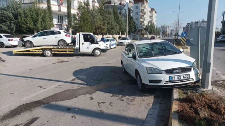 İki otomobil çarpıştı: 2 yaralı