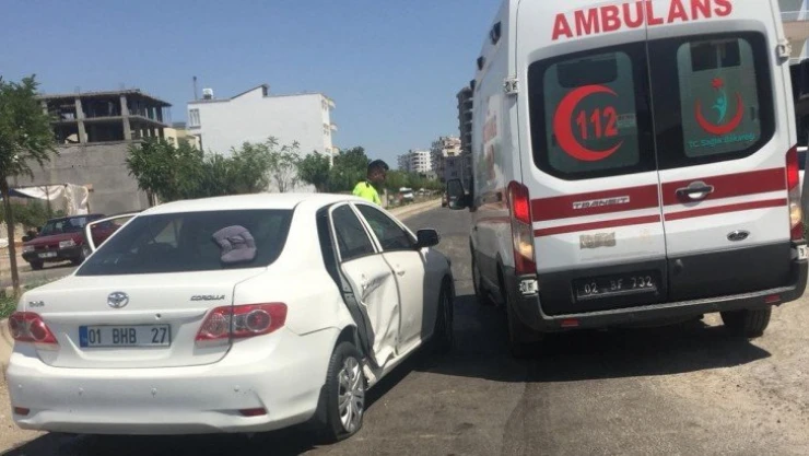 İki otomobil çarpıştı: 3 yaralı