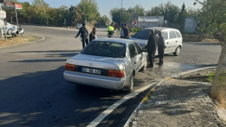 İki otomobil kafa kafaya çarpıştı: 1 yaralı