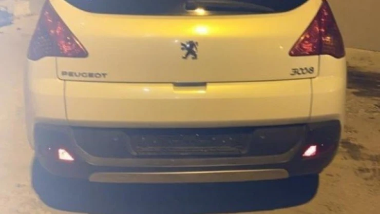 İkiz plakalı araç polisi de şaşırttı