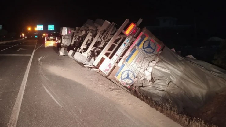 İplik yüklü tır devrildi