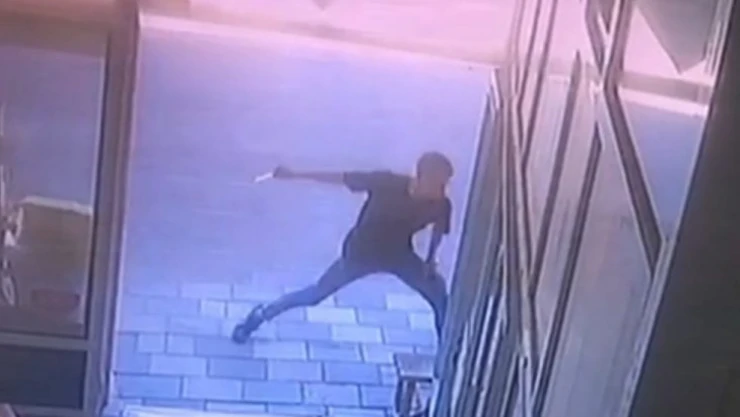 Usulca yaklaşıp bıçakladı