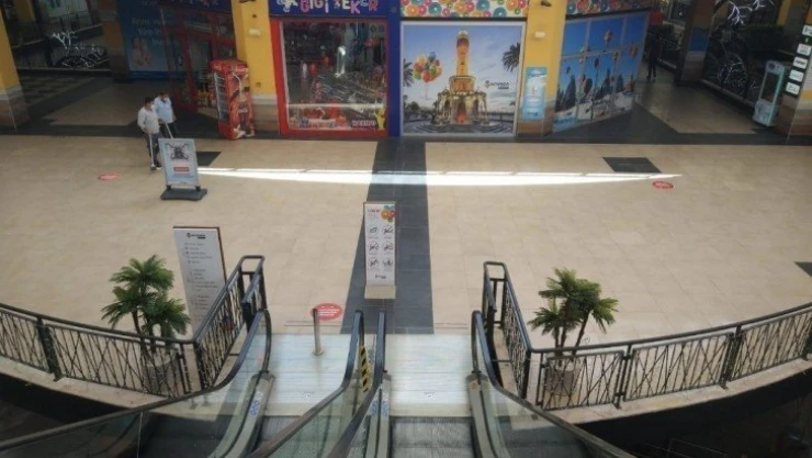 İzmir'deki AVM'de dehşet