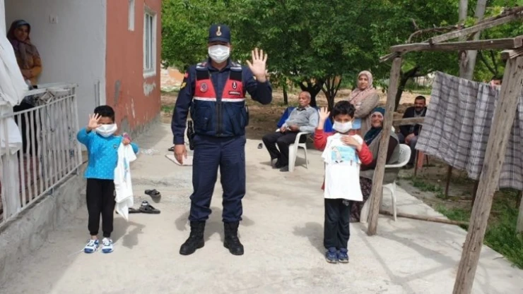 Jandarma'dan evde kalan çocuklara hediye