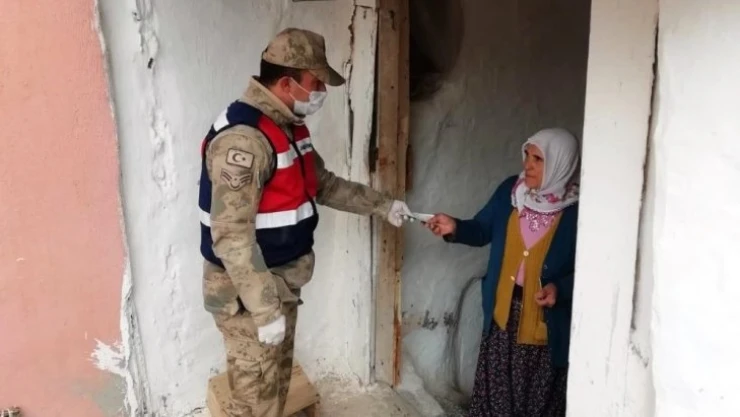 Jandarma ekipleri yardım paralarını evlere ulaştırıyor