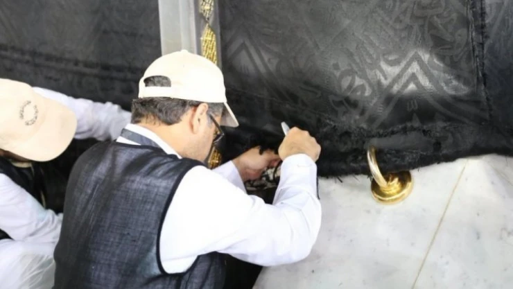 Kabe örtüsü 3 metre yukarı kaldırıldı